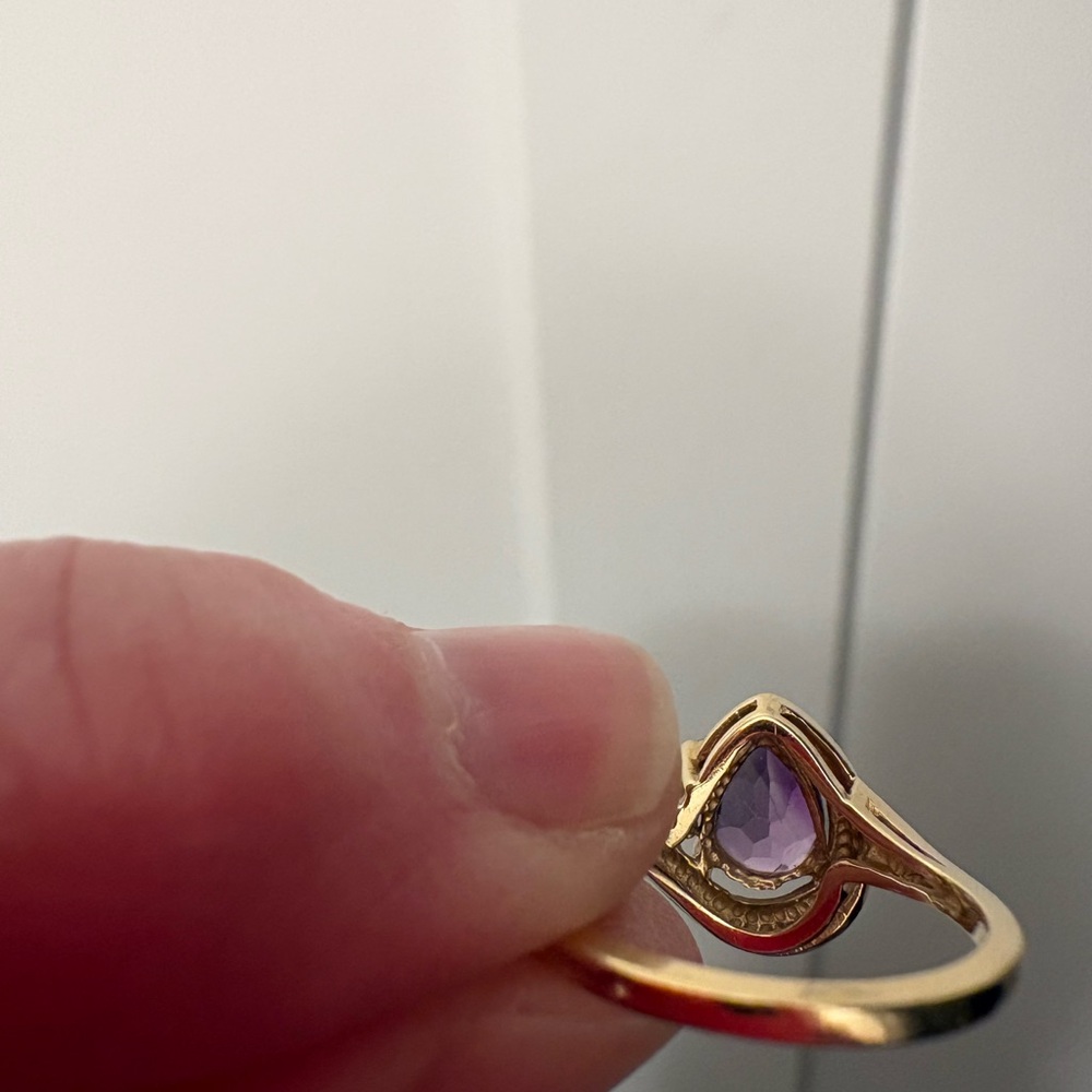 14K Gold Ring with Amethyst and Diamonds - Picture 3 of 6